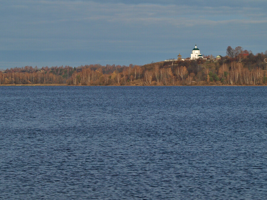 Вид на Никольскую церковь со стороны Волги.
