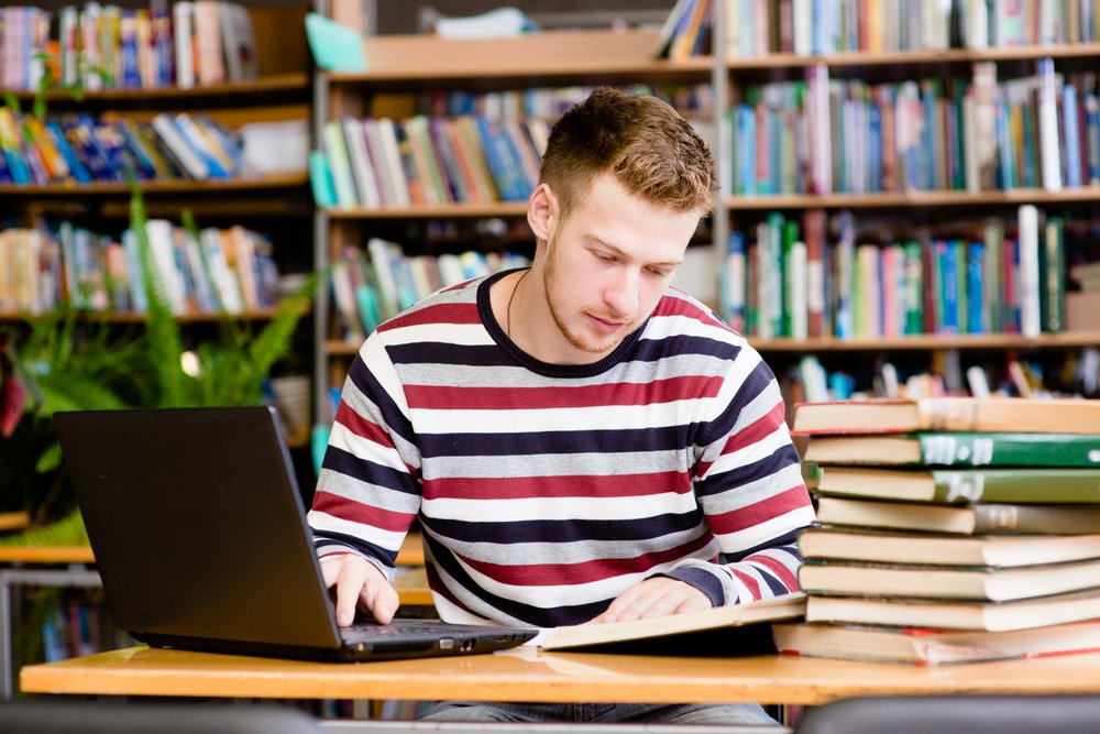 Study books. Прилежный студент. Студент с книгами. Старательный студент. Стундент.