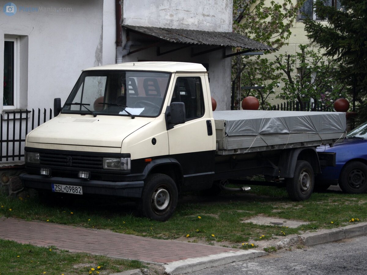 Машина Peugeot j7