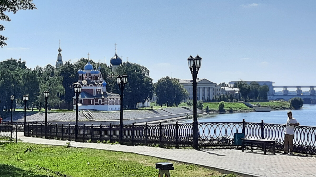Вид с набережной на Храм Димитрия на Крови