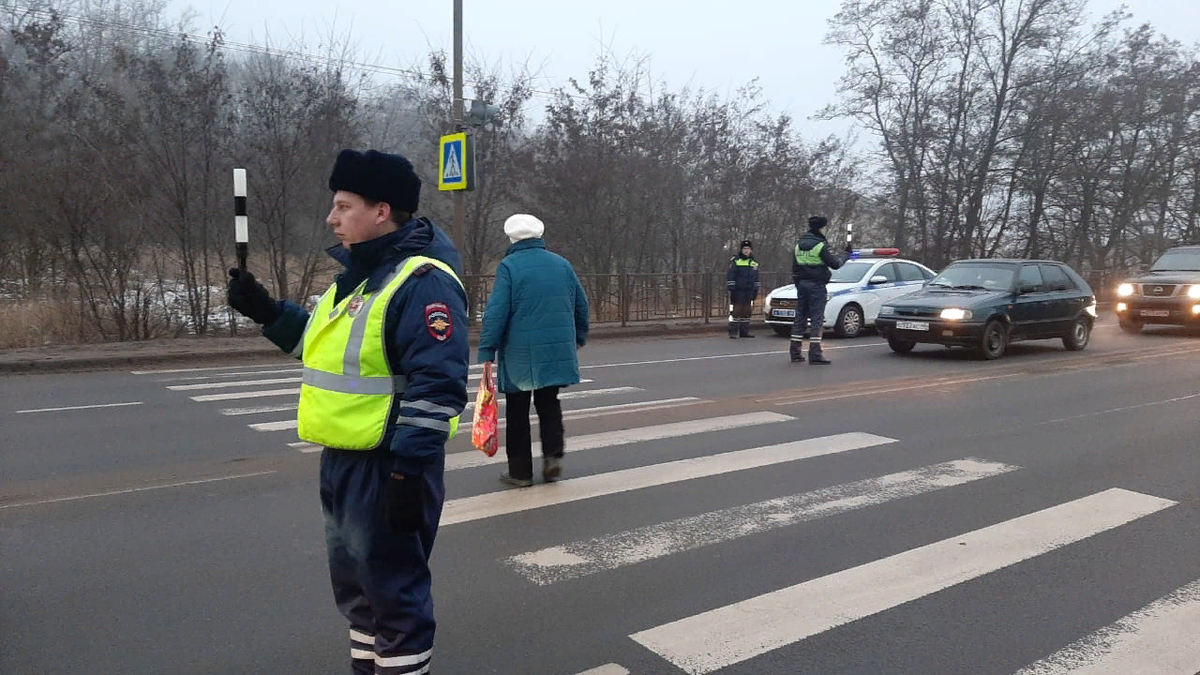 ДПС И пешеход. Нарушение дорожного движения. Пешеходный переход ГИБДД. Пешеход ГИБДД.