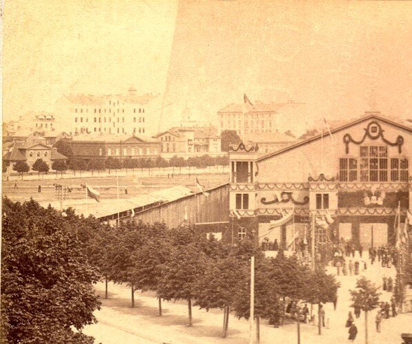 Дом фон Хелмерсенов (слева) в 1888 году. LNB