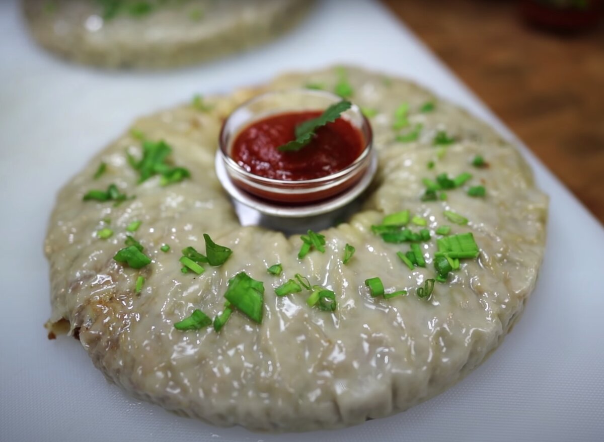 Ингредиенты:  Мука— 300 г
Вода — 130 мл
Яйцо — 1 шт.
Соль — 1 ч.ложка
Мясо — 500 г
Картофель — 400 г
Репчатый лук — 2 шт.
Хмелисунели — 1 ст. ложка
Зира — 1/2 ч. ложка
Масло растительное — 50 мл
Соль — 10гр
Черный молотый перец — по вкусу
