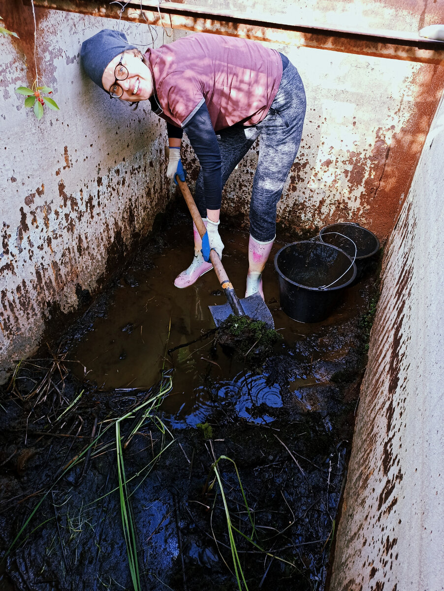 Чистим бак от зарослей ила и "болотной травы".