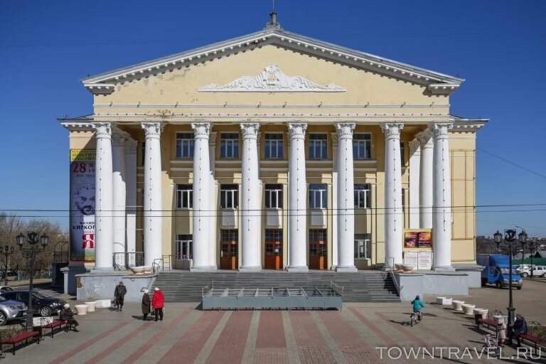 Так выглядит улица Коммунистическая около Дворца культуры. Советские вазоны и клумбы прекрасно сохранились, наверняка летом их засаживают цветами!