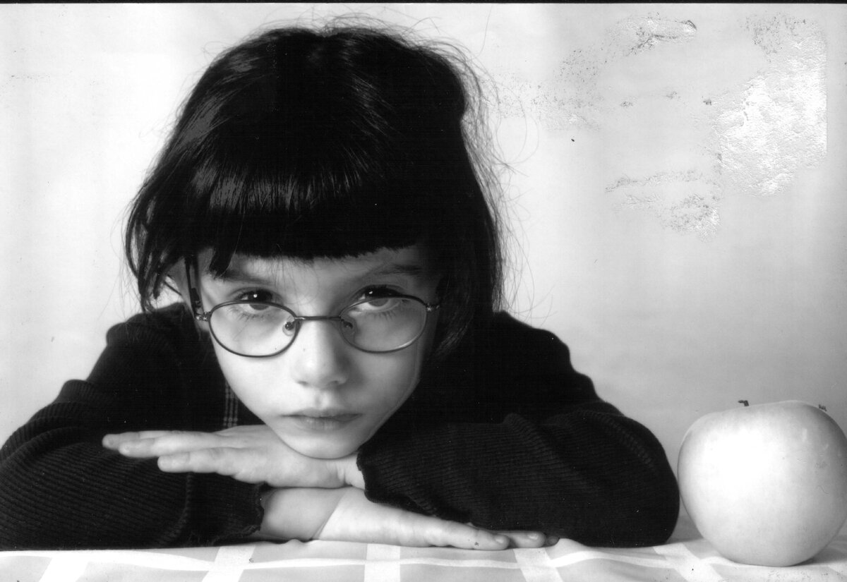 Жене 5 лет. Женя - очкарик.