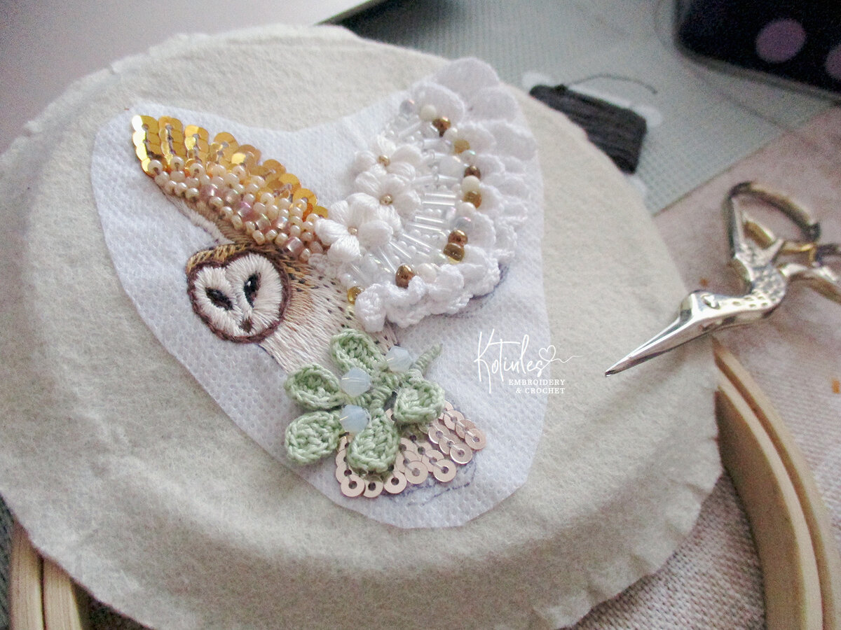 Процесс создания броши с вязаными элементами