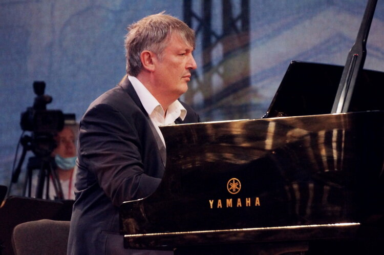 Борис Березовский: «Концерт без маэстро — это камерное музицирование в большом масштабе. Музыканты сами решают, как им играть, ярче ощущают соучастие в процессе и не перекладывают ответственность на дирижера». Фото: «БИЗНЕС Online»