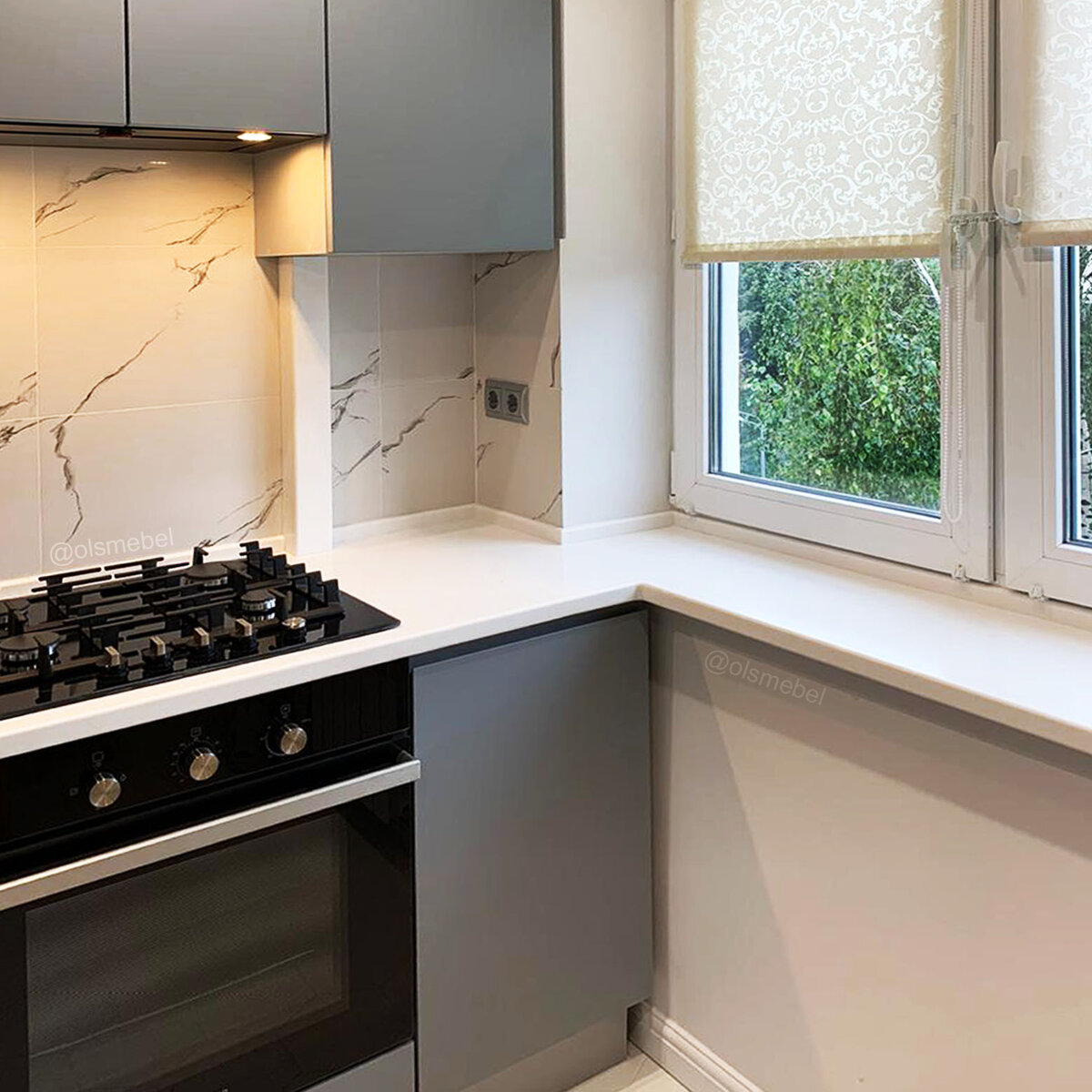 На фото газовая труба закрыта коробом и краник встроен в навесной шкаф. Вывод газового крана внутри развернут к окну и от плиты до него получается около 20см. 