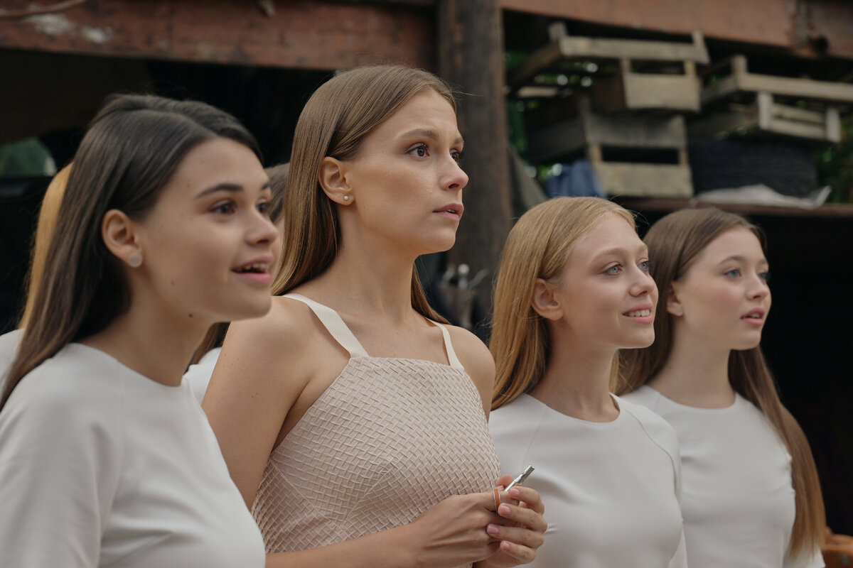 кадр из сериала "Два холма".