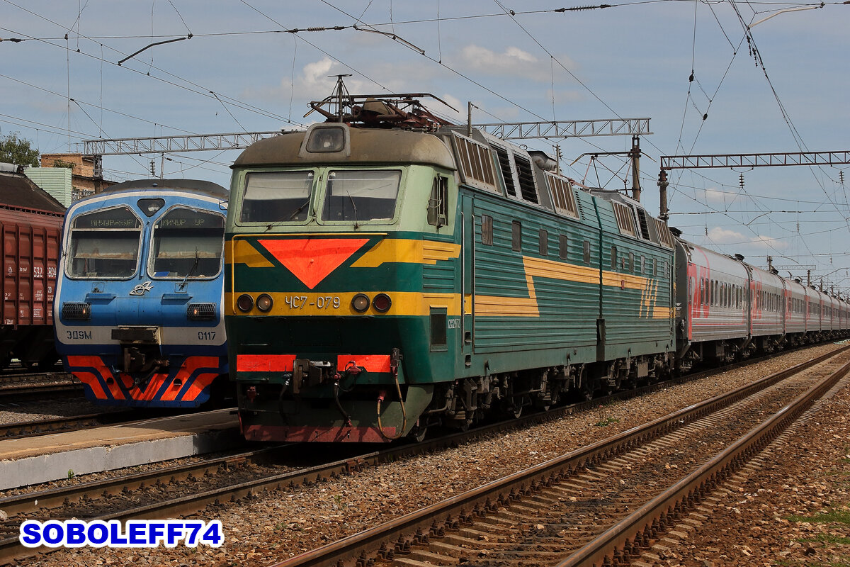 Электропоезд ЭД9М-0117 и электровоз ЧС7-079 с пассажирским поездом. Станция Рязань-2 Московской железной дороги. Июль 2009 года