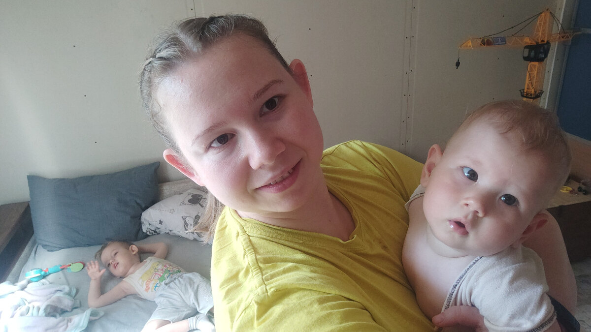 На диване средний. На руках младший, 8 месяцев