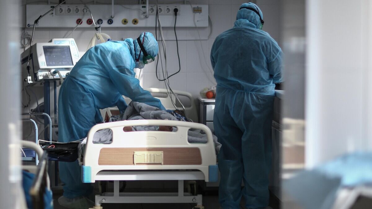    Медицинские работники и пациент в реанимационном отделении COVID-госпиталя© РИА Новости / Константин Михальчевский