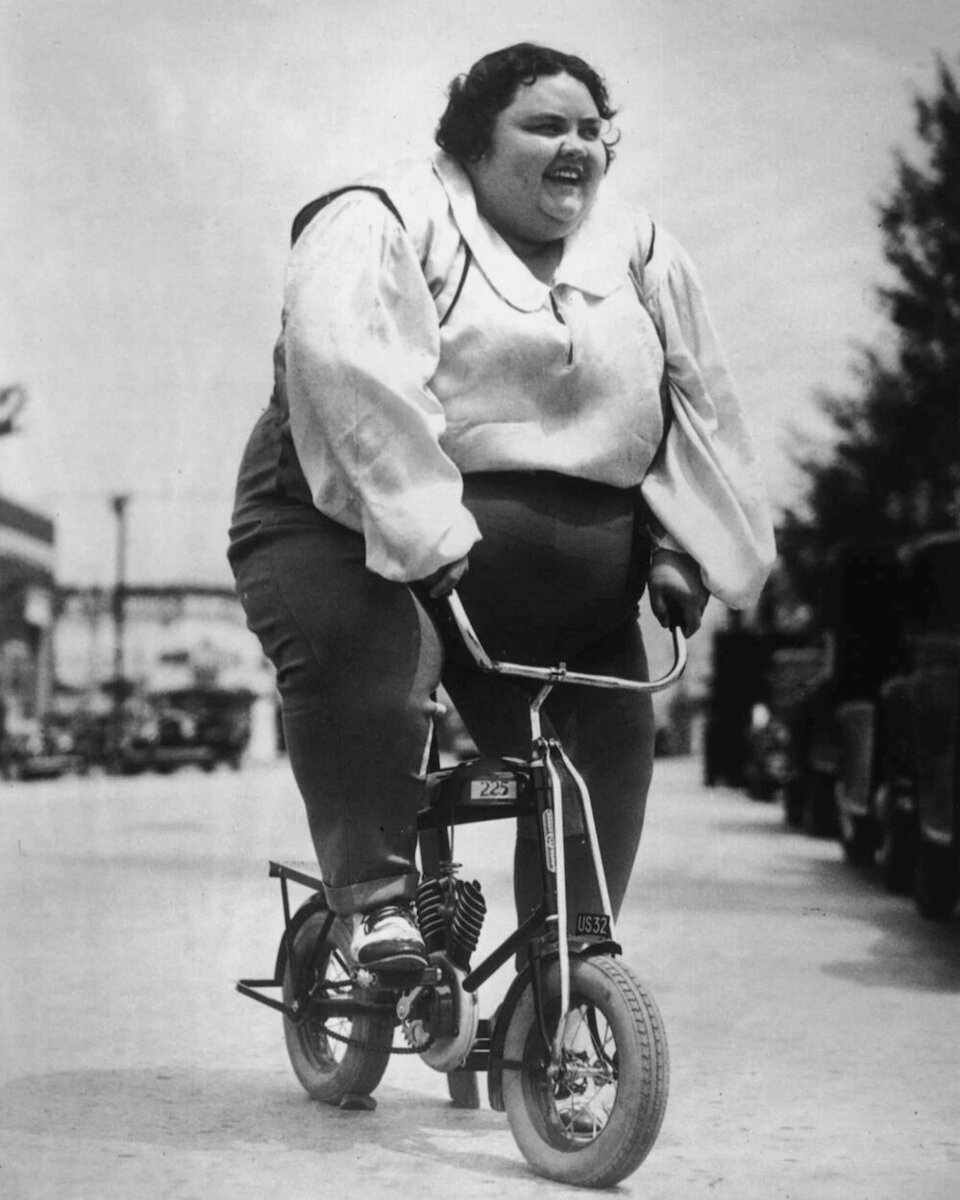 Забавная подборка исторических фото максимально необычных велосипедов и мотоциклов ‍♀️