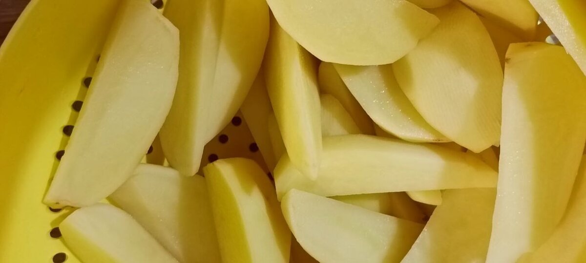 Картошку не солю. Жарю небольшими порциями в большом количестве масла в казане. Складываю в сухую сковороду, солю, посыпаю универсальными специями, закрываю крышку. Плиту не включаю. Потомится минут 15 и готово.