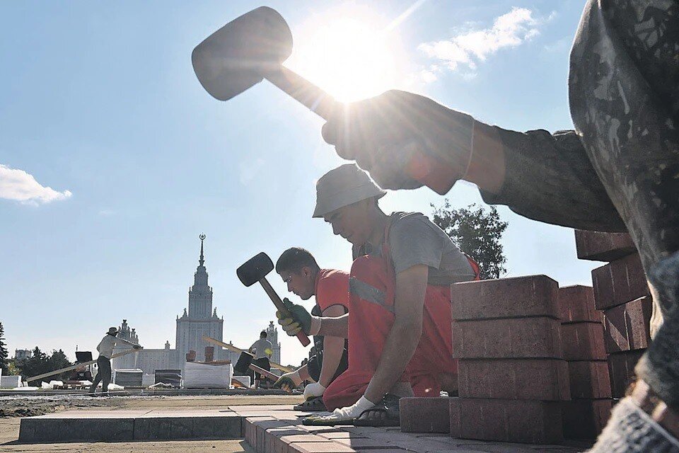     Почти половина прибывших в Россию трудовых мигрантов во втором квартале 2022 года - узбеки Владимир ВЕЛЕНГУРИН