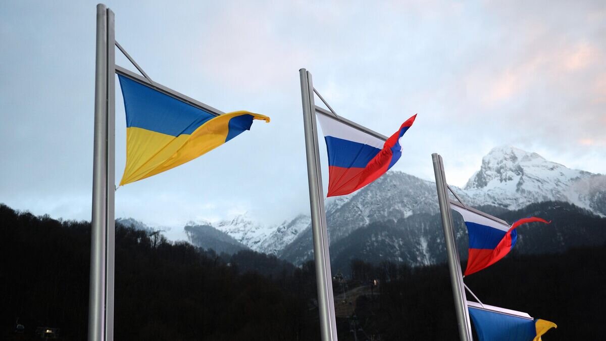    Национальные флаги Украины и России © РИА Новости / Константин Чалабов