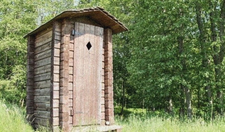 Деревенский туалет с выгребной ямой
