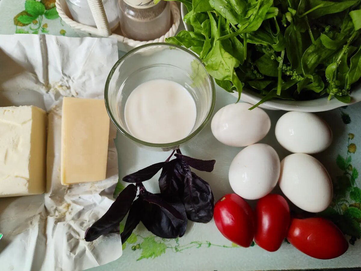 У меня сегодня шпинат и базилик прямо с грядки, и яйца домашние 🤗