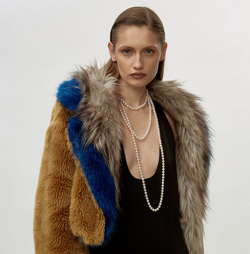 На фото: шуба Dries Van Noten, платье и туфли Saint Laurent, сумка Toteme, колье Mercury Classic