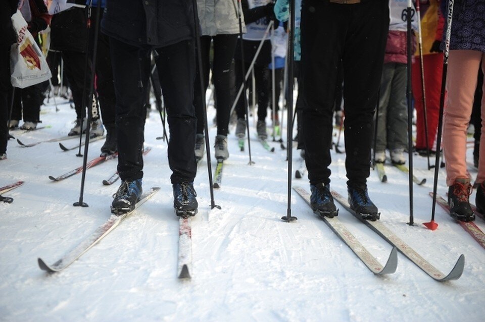     Самые закаленные сибиряки уже могут покататься на лыжах. Алексей БУЛАТОВ