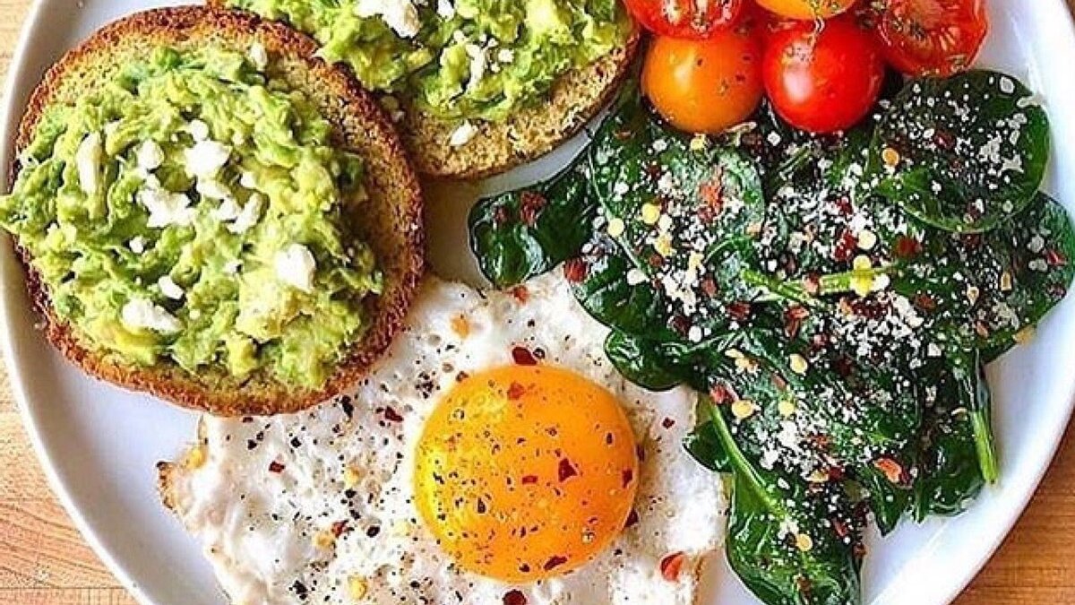 Яйца - белки и жиры, овощи и хлеб - углеводы, авокадо или арахисовая паста - жиры