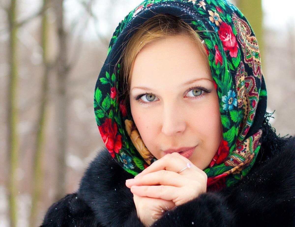 Девушка в платке картинка