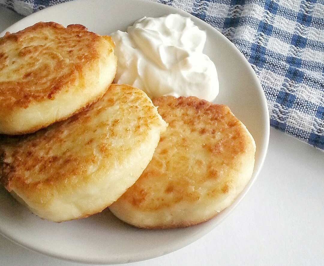 Для тех, кто никогда не жарил классические сырники из творога, или не очень дружит с этим простым рецептом, хочу в первую очередь показать подробный пошаговый рецепт. Когда получаются такие сырники, получаются и любые другие вариации. Поэтому давайте посмотрим, как же готовятся сырники по самому простому рецепту.