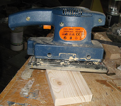 Шлифуем еловую доску. Фото автора 