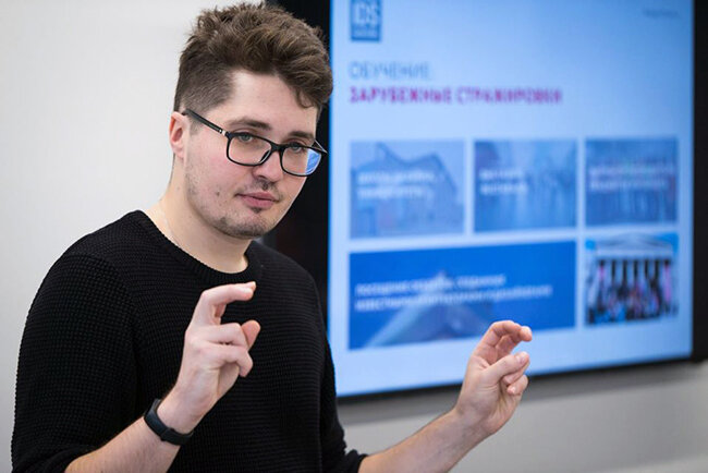 Виктор Дембовский, член Московского Союза художников и Международного творческого союза художников, дизайнер, историк архитектуры и дизайна