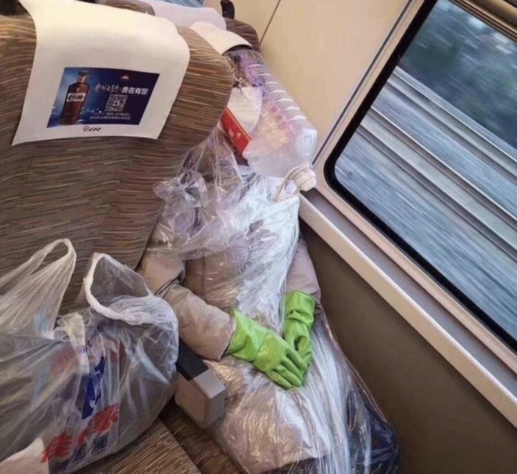 Во время эпидемии в Китае спасался как кто мог. 