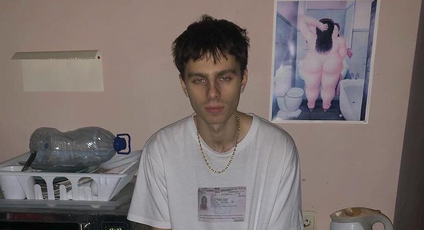 ну жопа на заднем плане...это нормально  для нашего героя