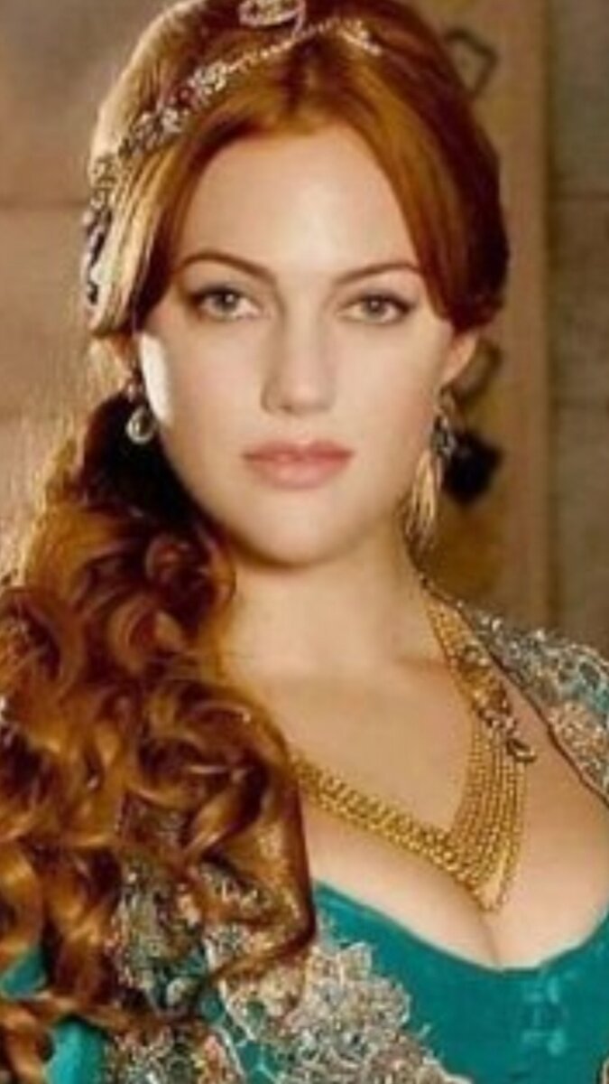 Мерьем Узерли (Хюррем Султан)
Любимице султана в реальной жизни в личных делах не везет. Ее экс-избранник, бизнесмен Джан Атеш, оказался ловеласом и бросил актрису, когда та находилась в положении. Дочку Лару Мерьем родила и воспитывает в одиночестве, хотя звезде «Великолепного века» то и дело приписывают романы. Год назад поклонники сериал замерли в ожидании свадьбы Узерли с турецким бизнесменом Альпом Озджаном, но до брака дело не дошло. Имя Мерьем по-прежнему мелькает в новостях, но в связи с переменами имиджа — красавица, представшая на экране рыжеволосой, успела побывать блондинкой, брюнеткой и даже примерить розовый парик.