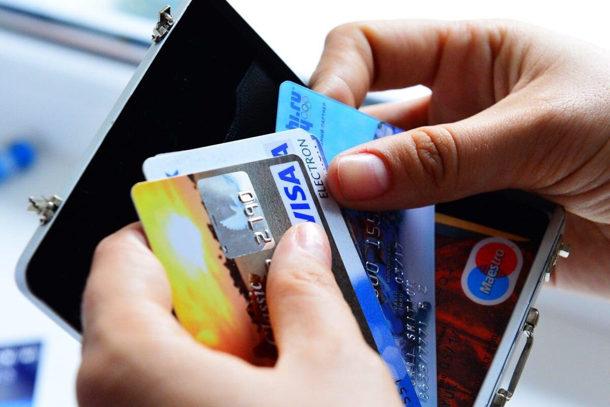 Прикрепление нескольких карт к одному счету обретает смысл сразу в нескольких случаях.