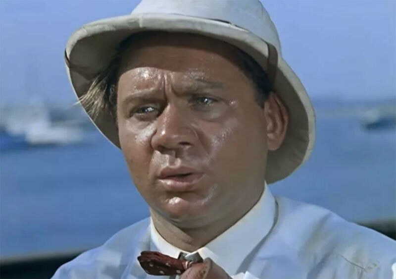 
Евгений Леонов в роли буфетчика Шулейкина
