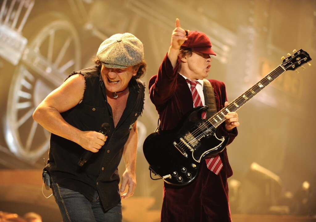 Самые скачиваемые рок группы. AC/DC группа. Солист группы ИСИ ДИСИ. AC/DC группа 2019. Солист АС ДС Брайан Джонсон.