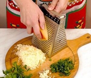     В миску кладем: тертые сыры "Пармезан" и "Проволоне", нарезанную лимонную цедру, хлебные крошки, яйца, петрушку, розмарин и базилик. Все это тщательно перемешиваем столовой ложкой, стараясь не повредить при этом структуру продуктов.   