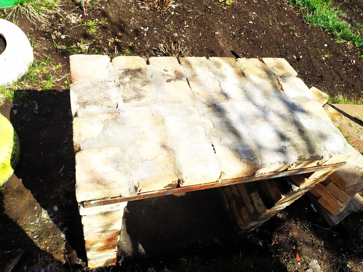 Был старый кирпич от русской печки