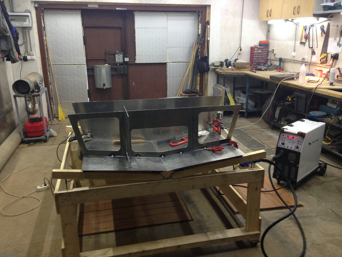 Сборка кормовой части, транец еще не установлен.