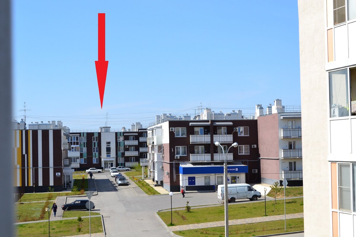 Юго-западная сторона, новый дом закрывает памятник расположенный на Лысой горе