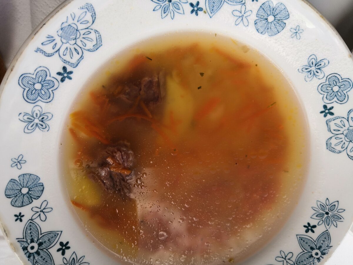 Обед. Суп на говяжьем бульоне с мясом.