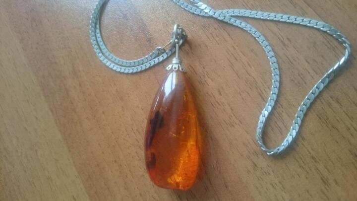 Янтарный советский кулон.