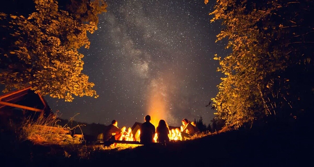 Семья в палатке ночью