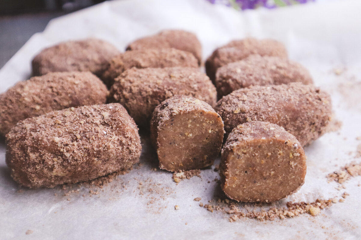 Рецепт картошки пирожное из печенья. Пирожное картошка с орехами. Пирожное картошка покупное. Пирожное картошка магазинное. Пирожное Север картошка.