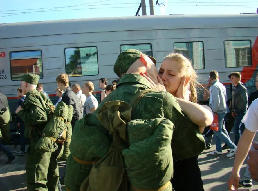 Провожаю парня. Провожает солдата