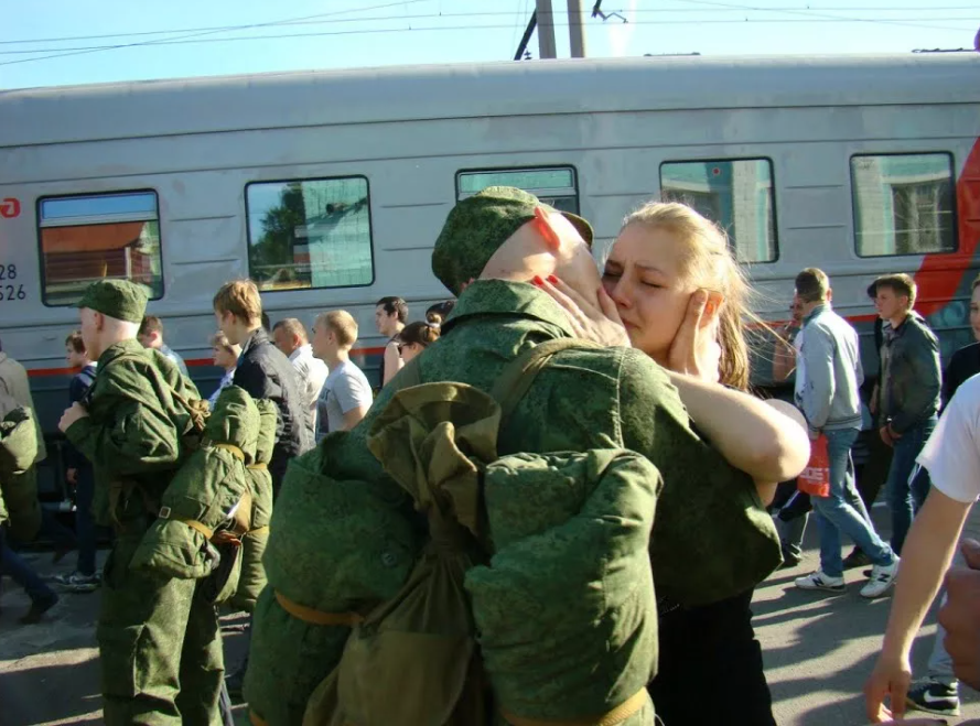 Где провожают. Проводы солдата в армию. Девушка провожает парня в армию. Проводы в армию на вокзале. Провожают солдата в армию.