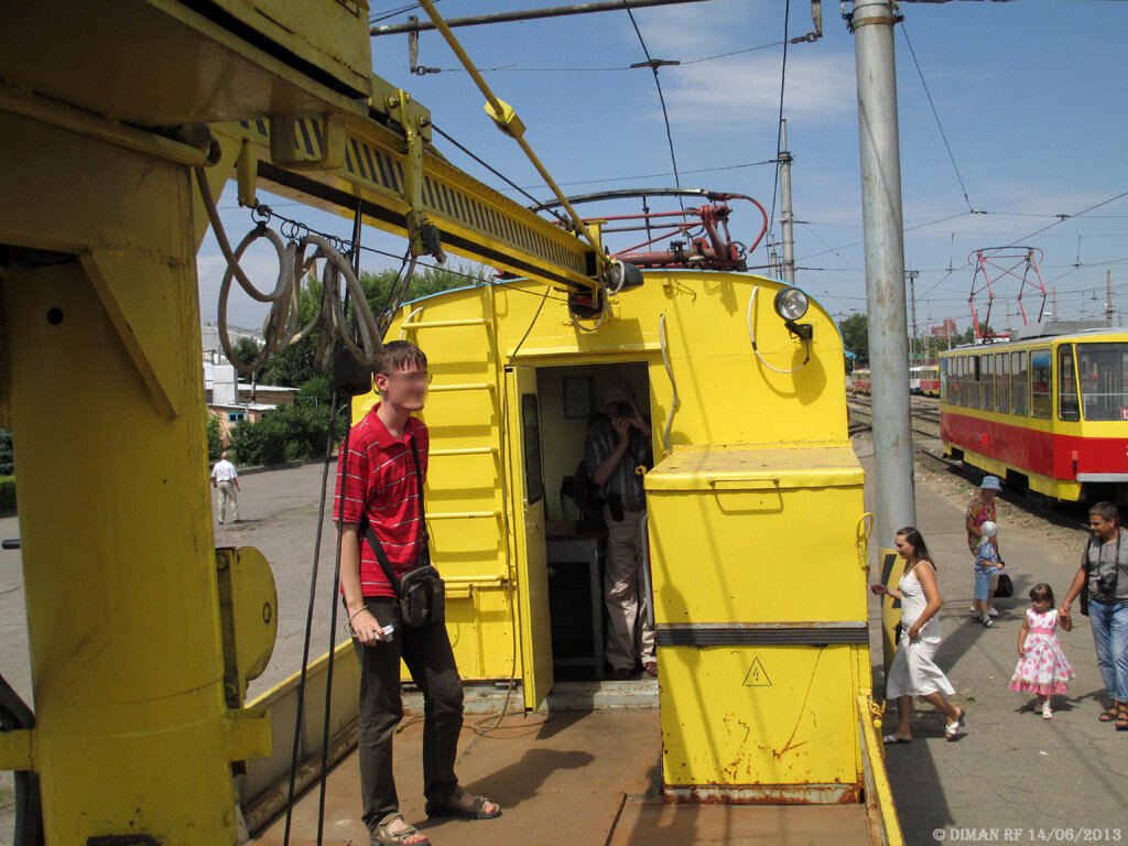 На краю грузовой платформы.