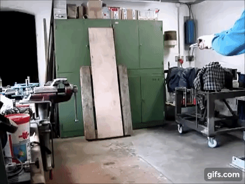 Механизм баллистического ножа в действии.