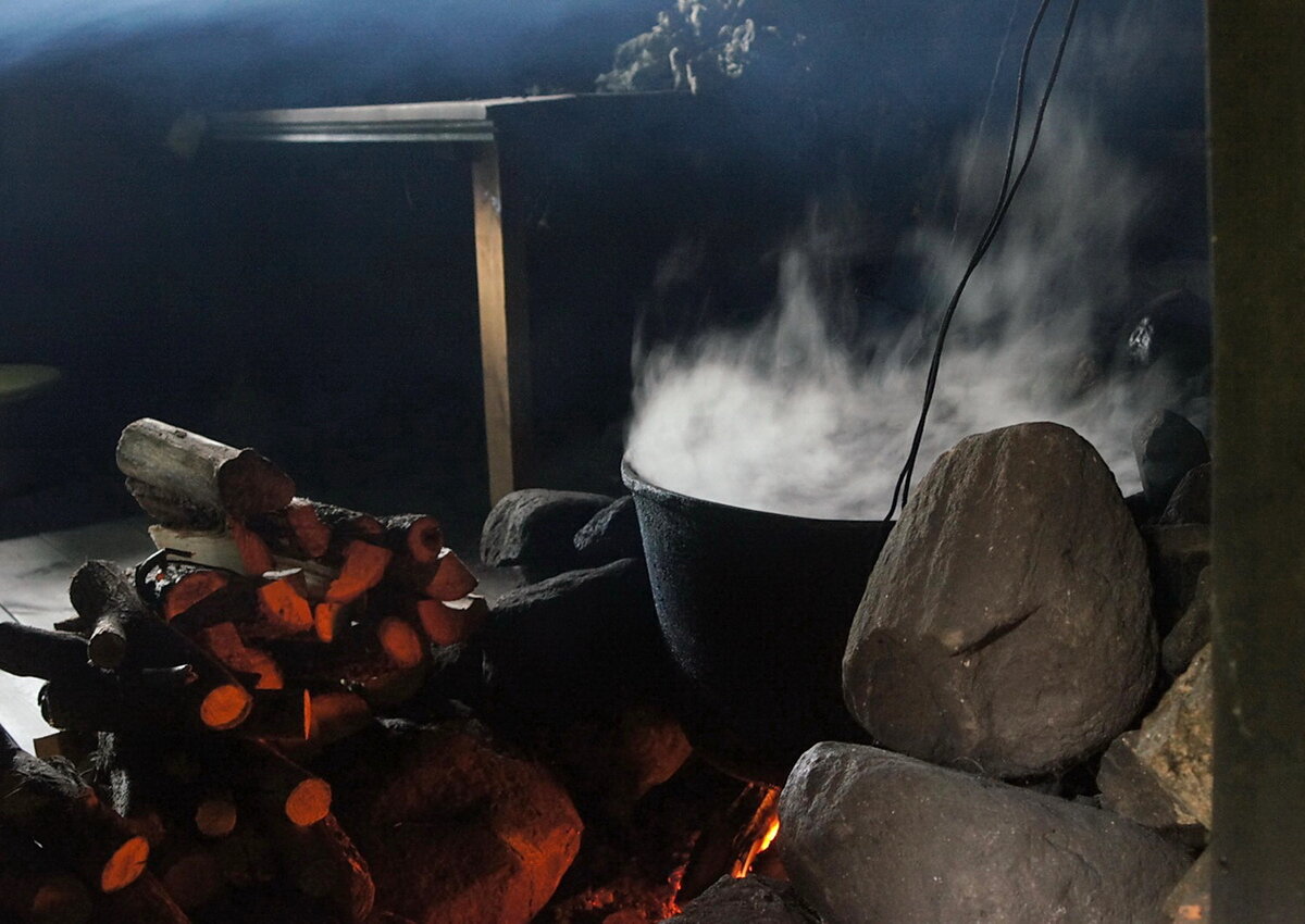 Котёл, очаг и полати.