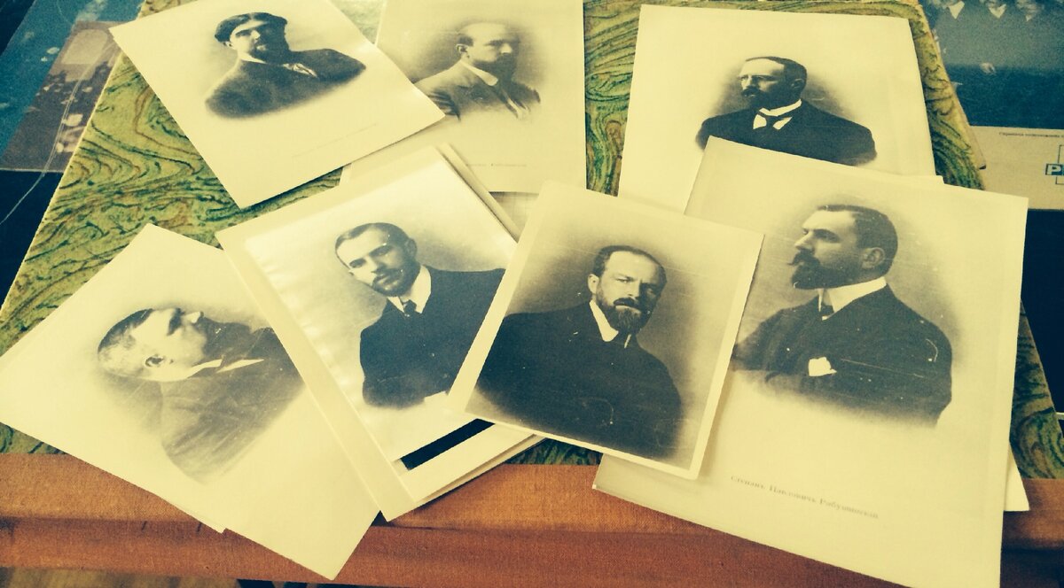 Братья Рябушинские. Верхний ряд, слева направо: Николай, Михаил, Павел. Нижний ряд: Владимир, Федор, Дмитрий, Степан. Источник: музей "Дом иконы и живописи им. С.П. Рябушинского" 